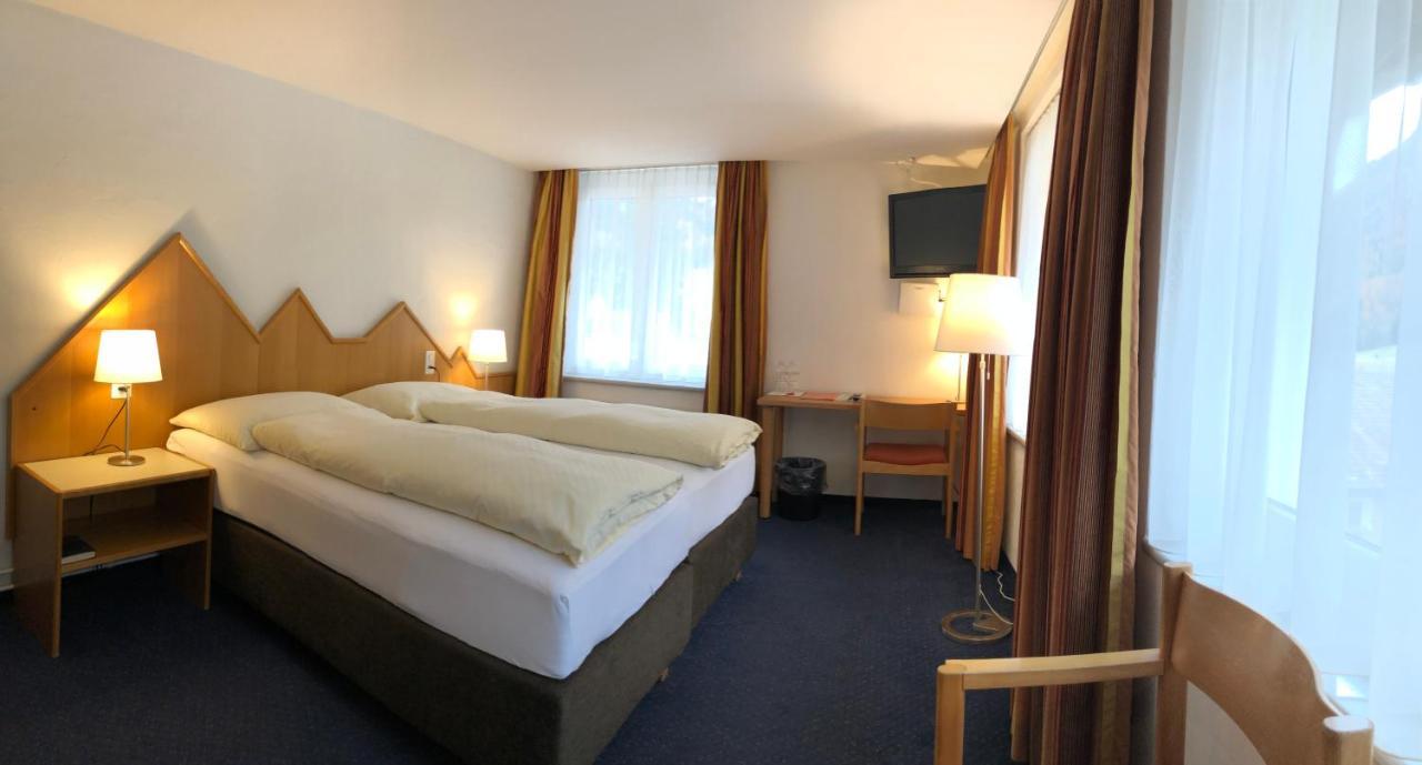 Hotel Weisses Kreuz Berguen Bergün Exterior foto